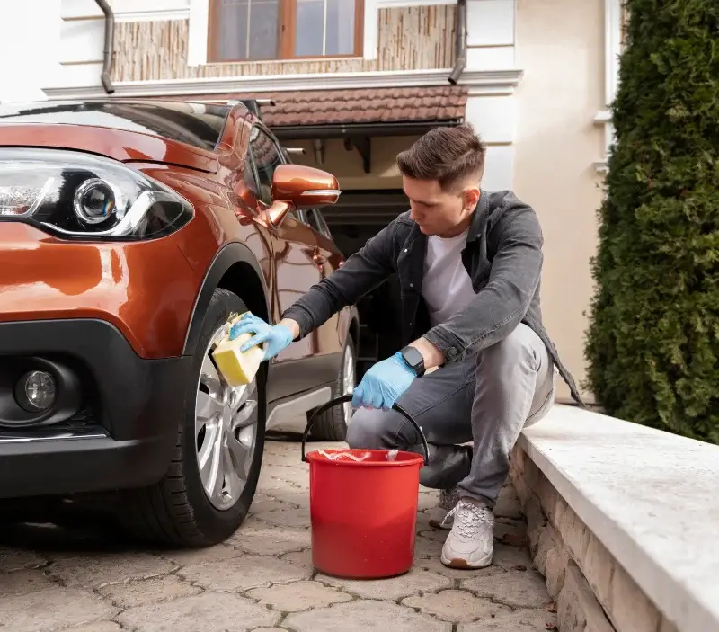 Lavage auto à domicile Foulbec : professionnel intervenant sur un véhicule